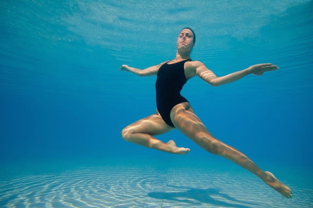 pływaczka wykonywania pod wodą - Zdjęcie, obraz