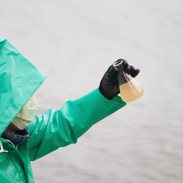 Περιβαλλοντολόγος με δείγμα νερού - Φωτογραφία, εικόνα