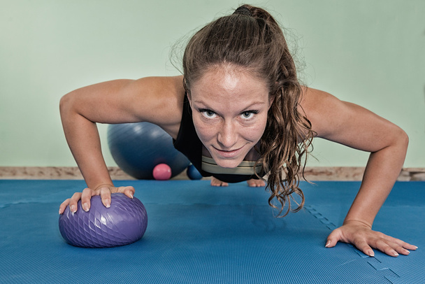 Sportos nő során push ups - Fotó, kép