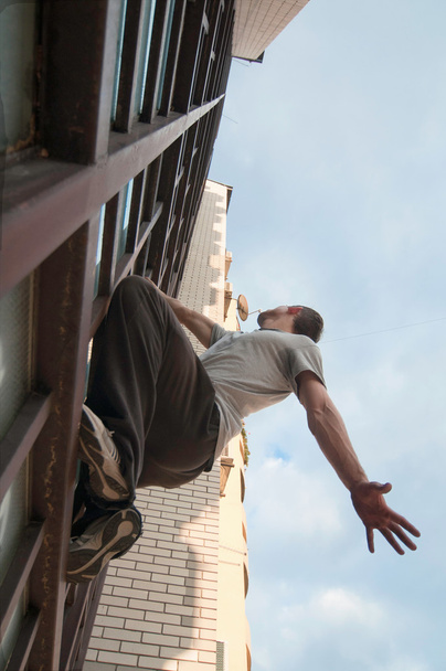 uomo free climbing in ambiente urbano
 - Foto, immagini