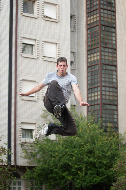 Parkour juoksija hyppää korkealle
 - Valokuva, kuva