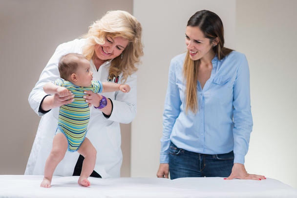 Kinderarzt untersucht niedliches Baby - Foto, Bild