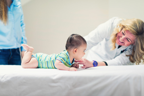 Pediatra examinando lindo bebé
 - Foto, Imagen