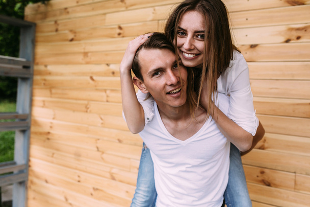 casal posando em um fundo da parede de madeira
 - Foto, Imagem