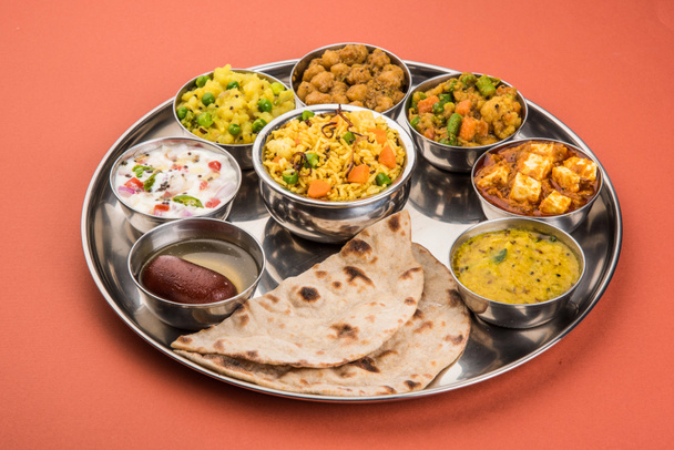 indisches thali, indisches food thali, punjabi thali, punjabi food thali, nordindisches thali, roti, gulab jamum, paneer, chole, pulav oder veg biryani, raita oder rayta, daal tadka oder tarka-Kombination - Foto, Bild
