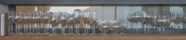 Пустые стаканы на полке
 - Фото, изображение