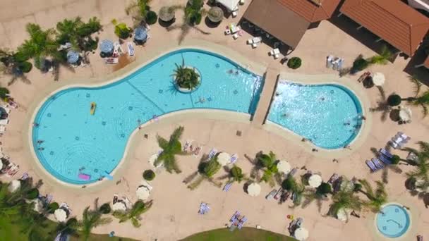 Luchtfoto van swimminig pool met vakantiegangers - Video