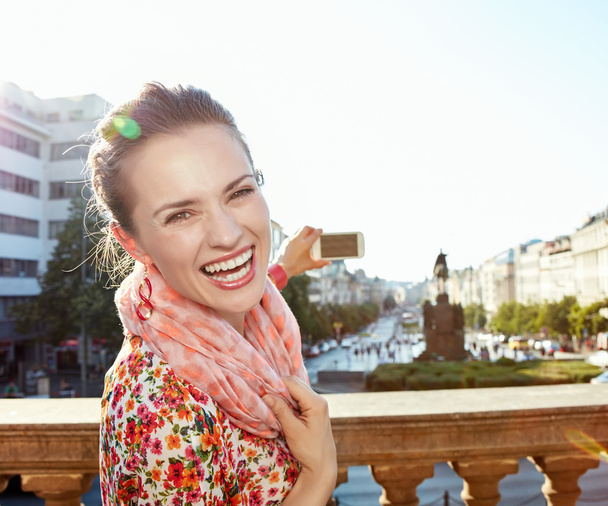 Portret szczęśliwej kobiety robienia zdjęć z telefonem komórkowym w Pradze - Zdjęcie, obraz