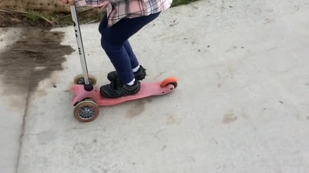 Nuori tyttö ratsastaa skootteri
 - Materiaali, video