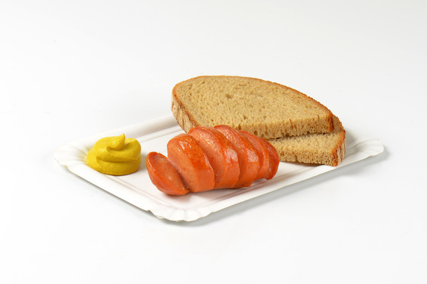 λουκάνικο ψητό, μουστάρδα και ψωμί - Φωτογραφία, εικόνα