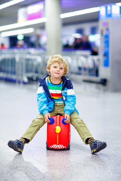 kleiner müder Junge am Flughafen, unterwegs - Foto, Bild