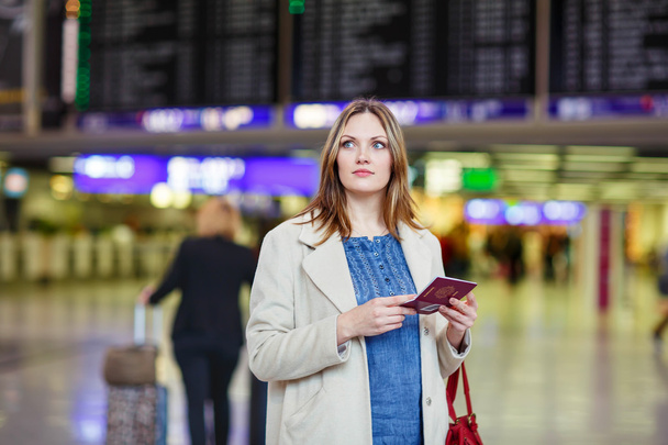 Frau auf internationalem Flughafen wartet am Terminal auf Flug - Foto, Bild
