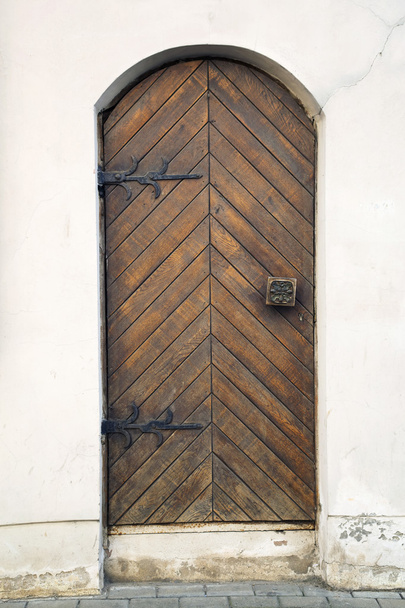 Стародавні дерев'яні двері. Вуличний фасад
. - Фото, зображення