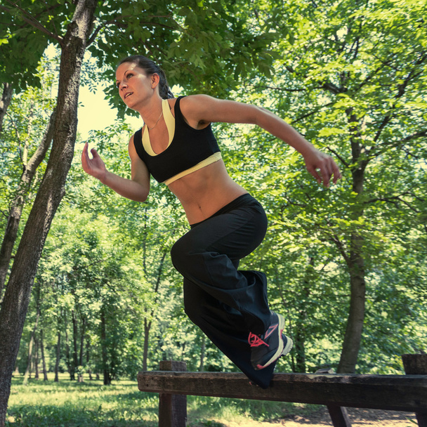 athlète franchissant les obstacles en bois
  - Photo, image