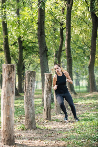 Vrouwelijke atleet op fitness trail - Foto, afbeelding