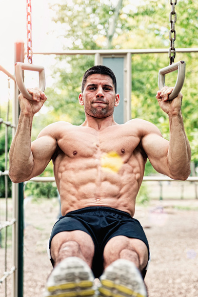 Мышечная мужская модель тренировки
  - Фото, изображение