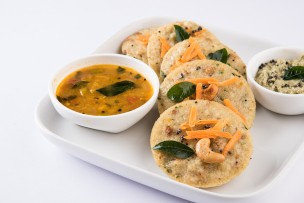 cibo del sud indiano preferito rava idli o semolino oziosamente o rava oziosamente, servito con sambar e chutney verde
 - Foto, immagini