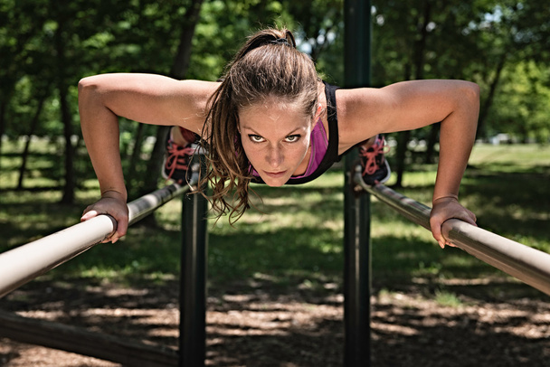 atleta haciendo flexiones en las barras
 - Foto, Imagen