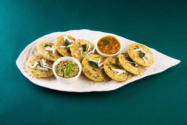 南インドのお気に入りの食べ物ラバイドリまたはセモリナは、白い背景の上に隔離されたサンバーと緑のチャツネと一緒に提供され、 - 写真・画像