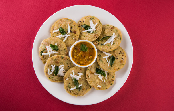 南インドのお気に入りの食べ物ラバイドリまたはセモリナは、白い背景の上に隔離されたサンバーと緑のチャツネと一緒に提供され、 - 写真・画像