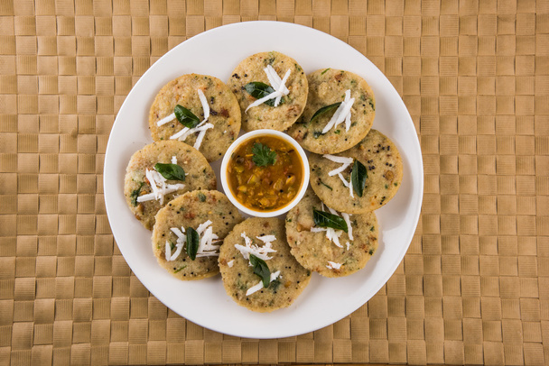 cibo del sud indiano preferito rava idli o semolino oziosamente o rava oziosamente, servito con sambar e chutney verde, isolato su sfondo bianco
 - Foto, immagini