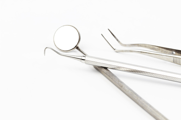 σύνολο εργαλείων μετάλλων ιατρικού εξοπλισμού για τα δόντια, οδοντιατρική περίθαλψη - Φωτογραφία, εικόνα