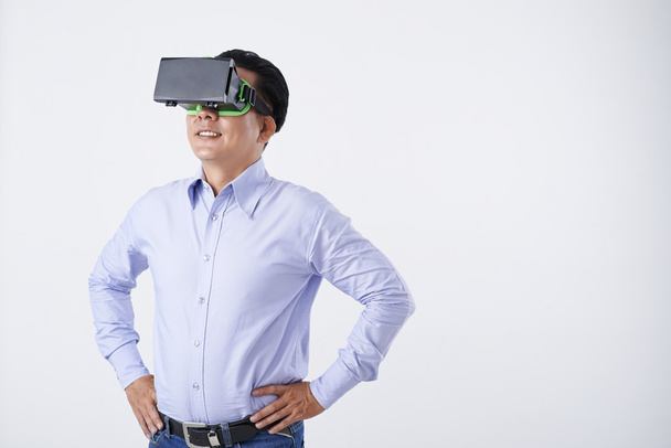 Empresário testando óculos VR
 - Foto, Imagem