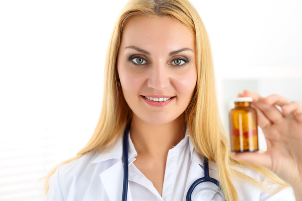 Bonita sorridente médico medicina feminina
 - Foto, Imagem