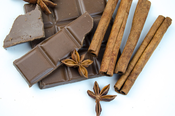 Milk chocolate, cinnamon sticks and star anise - Φωτογραφία, εικόνα