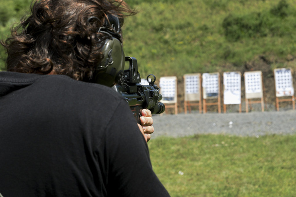 Práctica de tiro policial en un campo de tiro
 - Foto, imagen