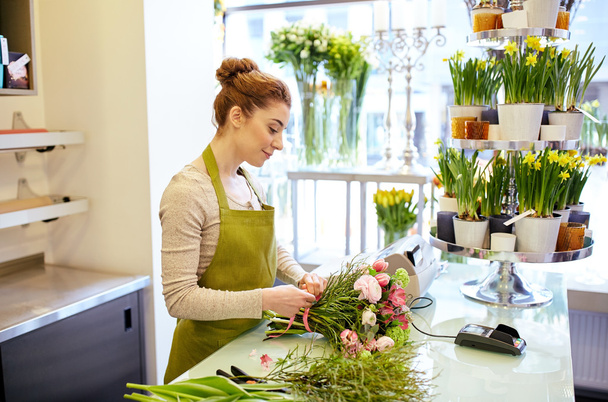 smiling florist woman making bunch  - Foto, Imagen