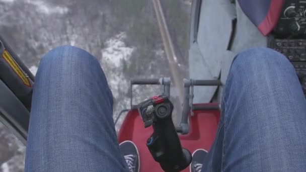 Näkymä jalat kameramies sisällä lentävät helikopteri. Metsän yläpuolella. Päivä. Maisema. Vipu. Lento
 - Materiaali, video
