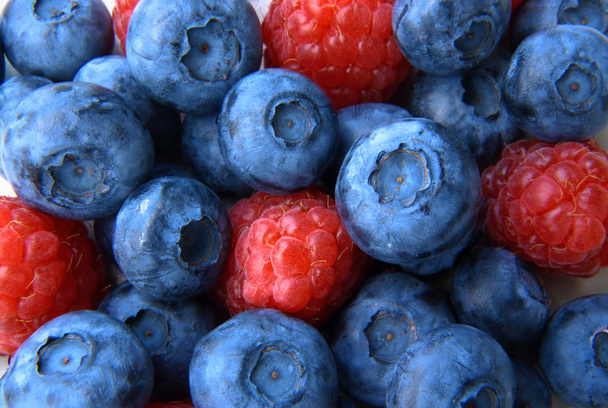 closeup of a bunch of raspberries and blueberries  - Zdjęcie, obraz