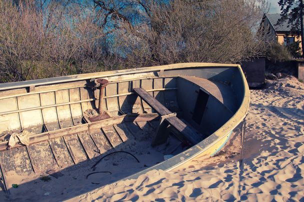 Poškozených a opuštěných rybářský člun - Fotografie, Obrázek
