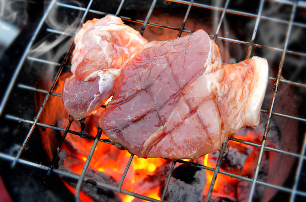 Sertéshús, a meleg tűz az égő faszén - Fotó, kép