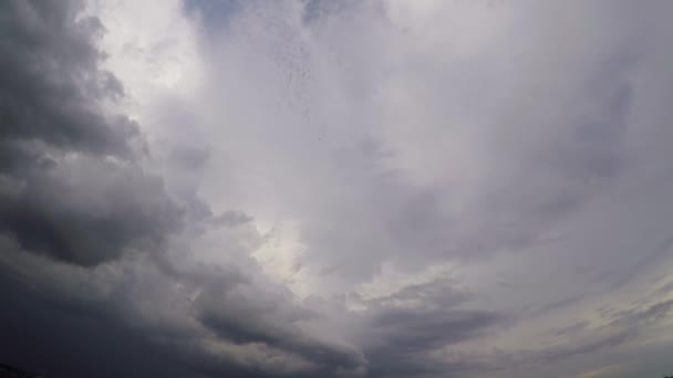 Gyorsan mozgó sötét szürke eső felhők idő telik el - Felvétel, videó