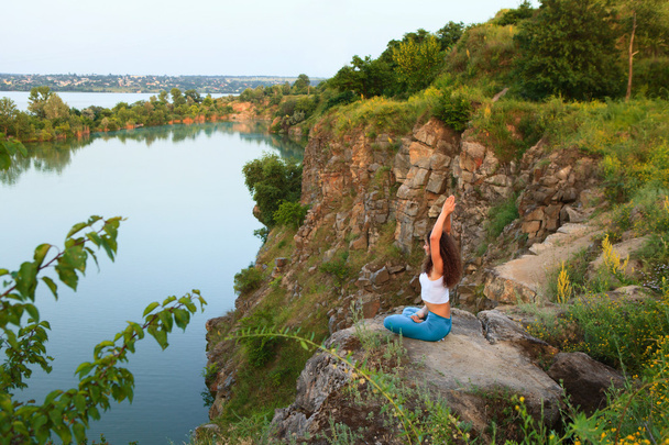 Fiatal nő folyó közelében jóga - Fotó, kép