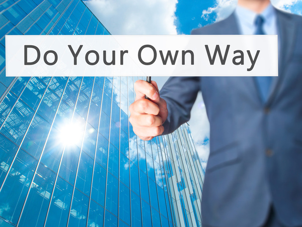 Do Your Own Way - Uomo d'affari che mostra segno
 - Foto, immagini