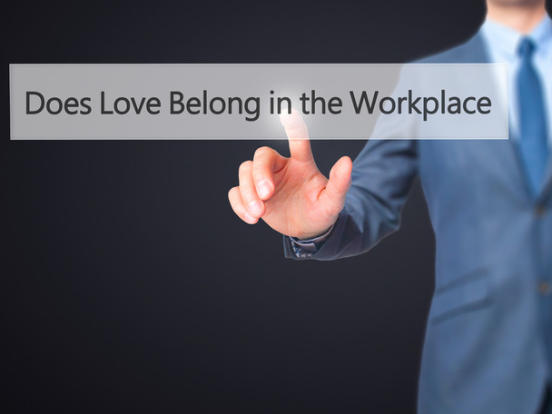 Gehört Liebe in den Arbeitsplatz? - Geschäftsleute drücken auf Ziffer - Foto, Bild