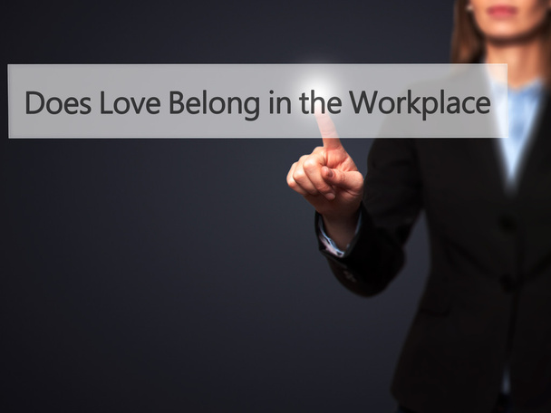 Será que o amor pertence no local de trabalho? - mão feminina isolada touchi
 - Foto, Imagem