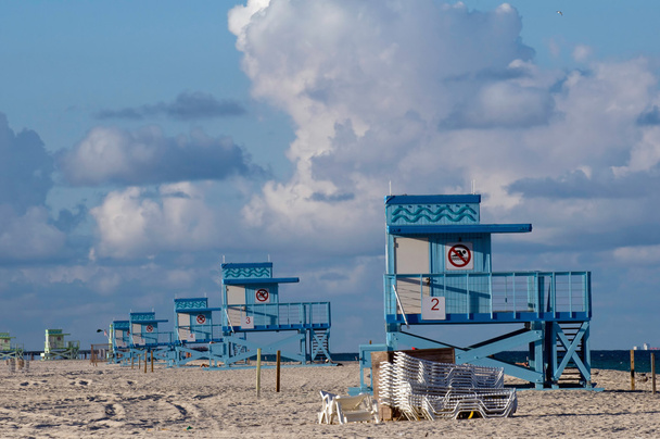 Lifeguard huts and sunbeds on beach - Φωτογραφία, εικόνα
