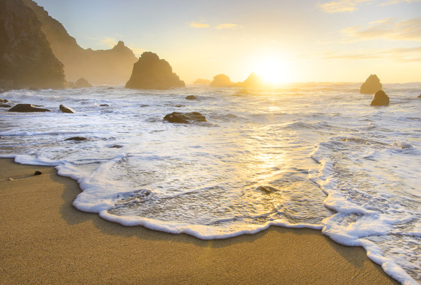 Złotego słońca na pięknej plaży Ursa - Zdjęcie, obraz