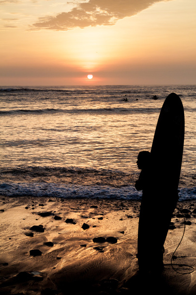 Silhouette of a surfer in Peru - Foto, immagini