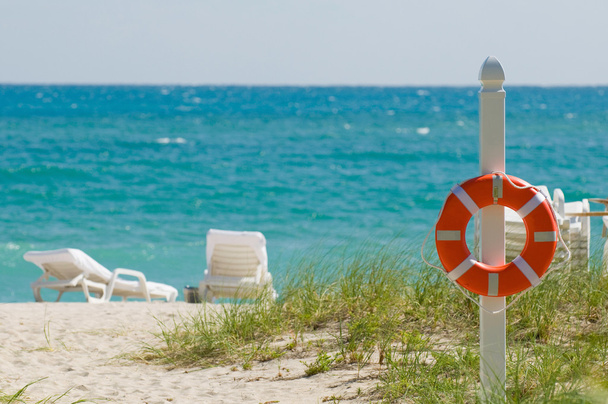 anneau de flottaison et deux chaises longues sur la plage
 - Photo, image