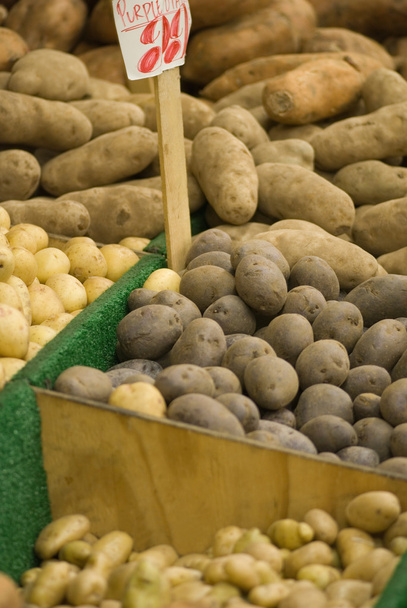 Aardappel rassen op marktkraam - Foto, afbeelding