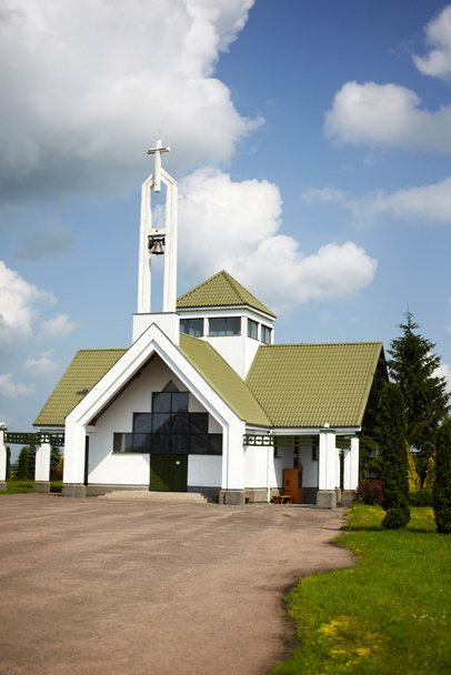 Capela Em campos da aldeia de Suodziai. Lituânia
 - Foto, Imagem