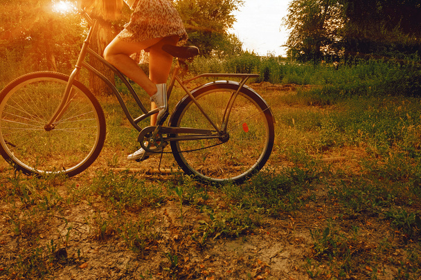 Vintage kép fiatal csípő lány város kerékpárral a Park. Nyáron. A lány boldog nyaralás utazás szabadsága tinédzser - Fotó, kép