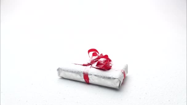 Regalo de Navidad cubierto de nieve
 - Metraje, vídeo