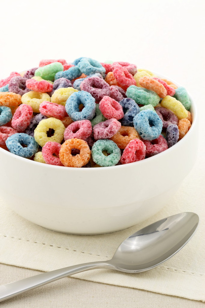 Niños deliciosos y nutritivos bucles de cereales o cereales de frutas
 - Foto, imagen