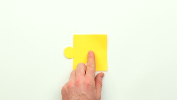 Mão colocando quebra-cabeças de cor juntos
 - Filmagem, Vídeo